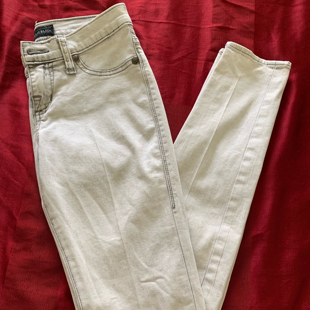 Skinny gray leggings
